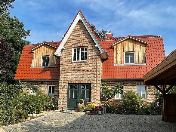 Foto Wer ein Haus in Bernau verkaufen m�chte, braucht mehr als nur einen Angebotspreis. In diesem Beitrag erfahren Sie, wie Sie den Marktwert realistisch einordnen, welche Unterlagen wichtig sind und wie der Verkauf bis zum Notartermin strukturiert abl�uft.