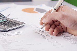 Foto Jeder seri�se Unternehmer muss wirtschaftlich arbeiten � das gilt selbstverst�ndlich auch f�r Immobilienmakler. Wenn also ein Haus komplett �provisionsfrei f�r K�ufer und Verk�ufer" angeboten wird, dr�ngt sich unweigerlich eine Frage auf: Womit verdient dieser Makler eigentlich sein Geld?