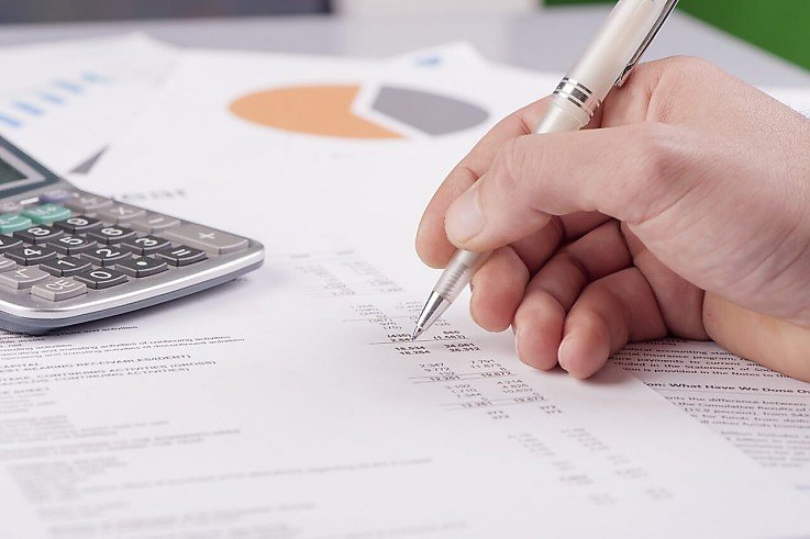 Foto Sie m�chten ein individuelles Massivhaus bauen und tr�umen von einem einzigartigen Eigenheim in Brandenburg? Dann sollten Sie jetzt genau aufpassen. Viele Baufirmen werben mit �individueller Planung", doch oft verbirgt sich dahinter nur ein flexibles Baukastensystem. Echte Freiheit beim Hausbau bedeutet, dass Ihr Baupartner Ihre pers�nlichen Skizzen und W�nsche als Grundlage nimmt und daraus Ihr Traumhaus erschafft.