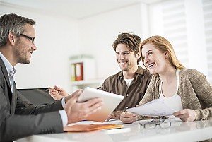 Foto Der Erwerb von Wohneigentum ist eine der wichtigsten Entscheidungen im Leben. Im Land Brandenburg profitieren K�ufer und Bauherren von attraktiven F�rderprogrammen der Investitionsbank des Landes Brandenburg (ILB). Ob Sie ein Haus bauen, eine Eigentumswohnung kaufen oder eine Bestandsimmobilie im Barnim erwerben m�chten � die ILB bietet finanzielle Unterst�tzung, die den Weg in die eigenen vier W�nde deutlich ebnet.