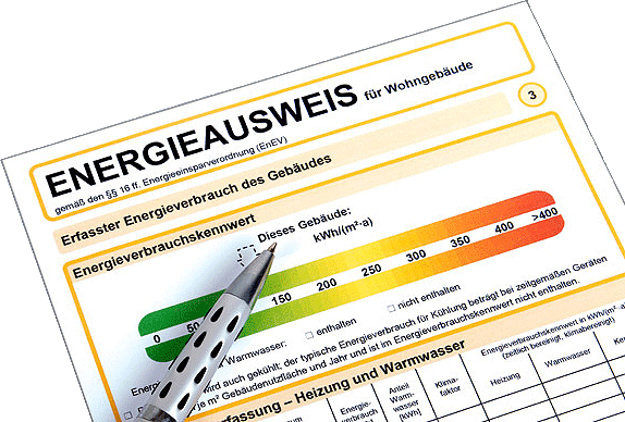 Foto Der Energieausweis ist beim Hausverkauf keine Nebensache, sondern eine klare Pflicht. Viele Eigent�mer wissen aber nicht, welcher Ausweis ben�tigt wird, wann er vorliegen muss und wo bei �lteren Immobilien die typischen Probleme liegen. In diesem Beitrag erfahren Sie, worauf Sie achten sollten und wie Sie von Anfang an mehr Klarheit in den Verkaufsprozess bringen.