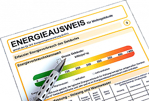 Foto Der Energieausweis ist beim Hausverkauf keine Nebensache, sondern eine klare Pflicht. Viele Eigentümer wissen aber nicht, welcher Ausweis benötigt wird, wann er vorliegen muss und wo bei älteren Immobilien die typischen Probleme liegen. In diesem Beitrag erfahren Sie, worauf Sie achten sollten und wie Sie von Anfang an mehr Klarheit in den Verkaufsprozess bringen.