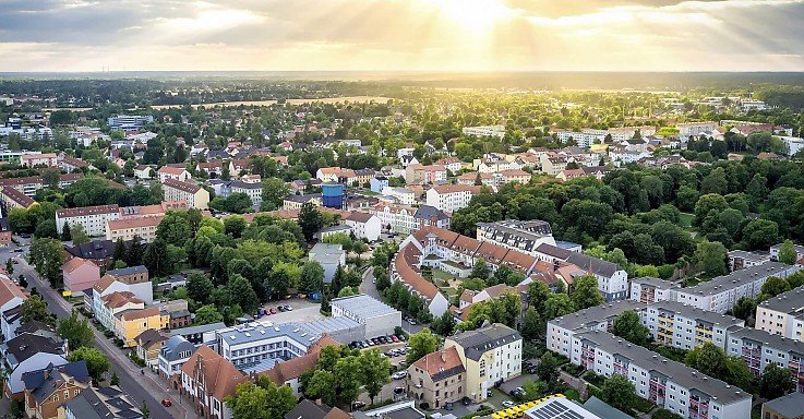 Foto Ein lokaler Immobilienmakler in Bernau verbindet Marktdaten mit Mikrolagenwissen, legt eine realistische Preisstrategie fest und steuert alle Schritte bis zum Notartermin. So erreichen Sie passende K�ufer, reduzieren Risiken und halten Unterlagen, Fristen und Entscheidungen transparent fest.