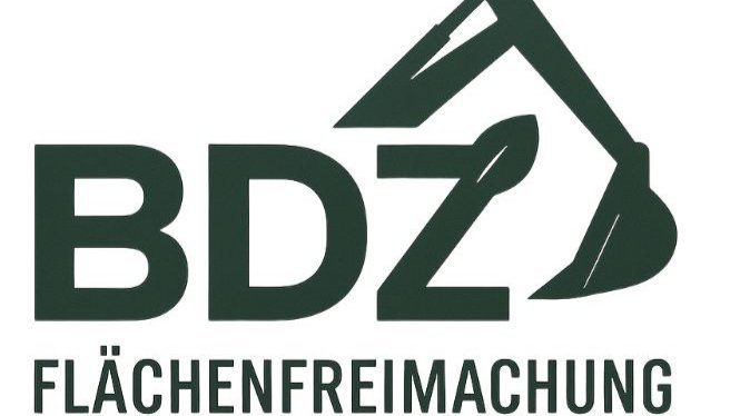 Foto Ein Grundst�ck im Barnim oder Berlin hat oft enormes Potenzial, das jedoch unter dichtem Bewuchs, alten Wurzeln oder wilden Ablagerungen verborgen liegt. Um aus solchen Fl�chen baureife Grundst�cke zu machen, arbeiten wir eng mit der BDZ Fl�chenfreimachung zusammen. Das Team um Sebastian ist unser Spezialist, wenn es darum geht, Ordnung zu schaffen und Baufelder professionell vorzubereiten.