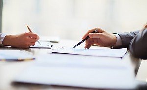 Foto Der Notarvertrag ist ein wichtiger Schritt beim Immobilienverkauf. Wirklich entscheidend ist aber oft die Vorbereitung davor. In diesem Beitrag erfahren Sie, welche Unterlagen K�ufer und Verk�ufer brauchen, was beim Notartermin passiert und welche Schritte danach folgen.