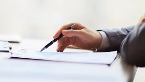 Foto Wer eine Immobilie erbt oder vererben m�chte, sollte rechtliche Fragen und den tats�chlichen Marktwert fr�h kl�ren. Gerade bei H�usern und Baugrundst�cken entstehen sonst schnell Streit, falsche Preisvorstellungen und unn�tige Verz�gerungen. Eine professionelle Wertermittlung schafft hier eine belastbare Grundlage f�r Entscheidungen.