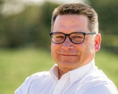 Paar vertraut auf Immobilienmakler